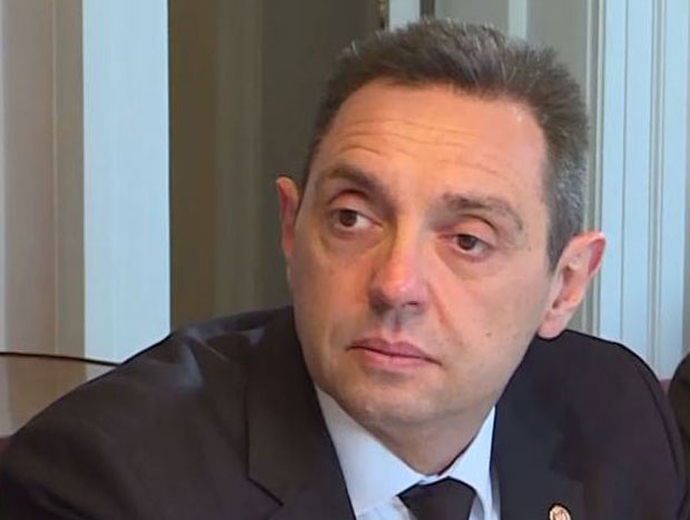 Вулин: На Вучића нишане, само да нађу ко ће да повуче обарач